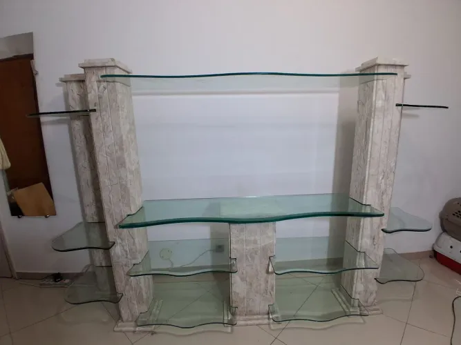 Estante coluna de pedra e vidro