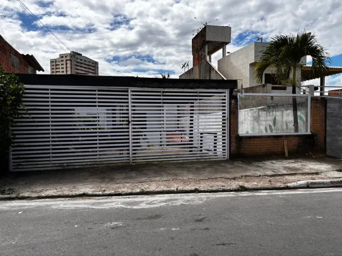Alugo casa São Jorge primeiro andar bem localizado