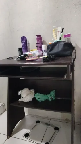 Mesa de computador pequena 
