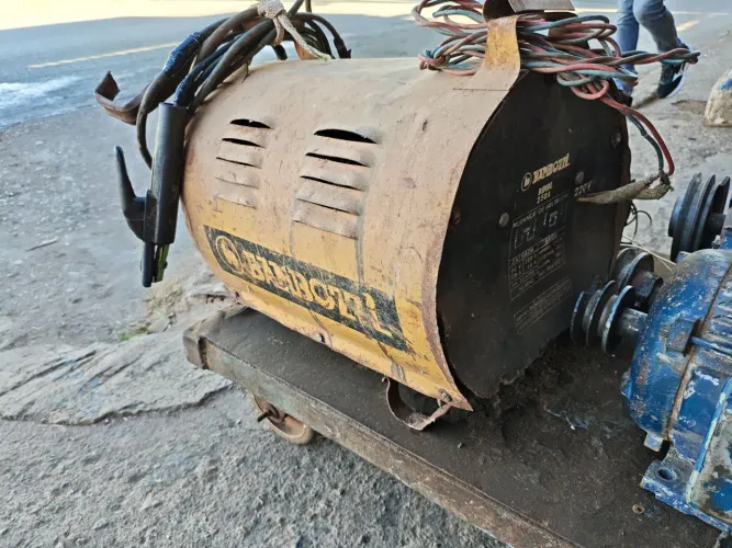 Máquina de Solda Bambozzi 250A - Robusta e de Alta Qualidade