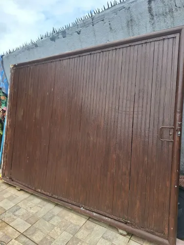 Vendo um portão de madeira