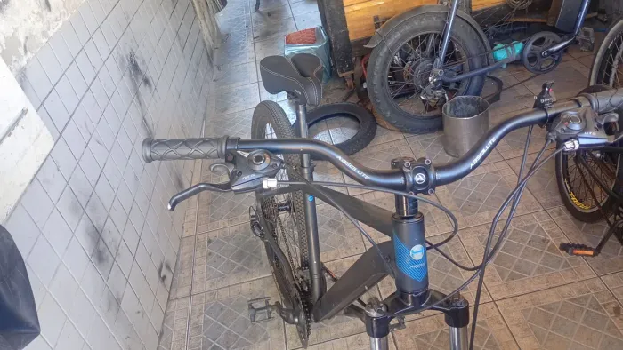Bicicleta aro 29 . suspensão cm trava no guidão rodas rolamento 900$$ cartao