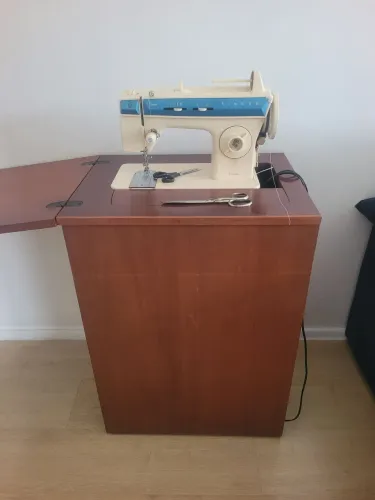 Maquina de costura com gabinete