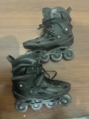 Patins Traxart Volt+ 2.0 Preto - Tamanho 42/43 BR (Hardboot / ABEC-9)
