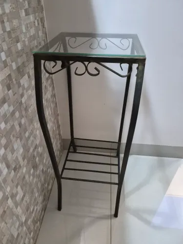 Mesa de canto com vidro usada