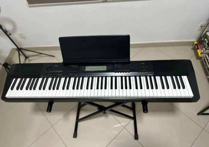 Piano elétrico Casio CDP-230R com suporte e capa bag