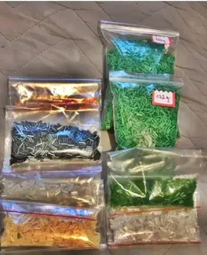 Meio quilo de miçangas, tipo canutilho, cores diversas
