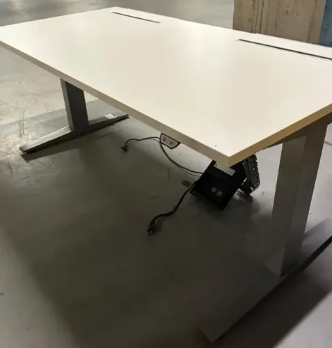 Mesa Herman Miller Nevi Motorizada com Altura Regulável - 220V