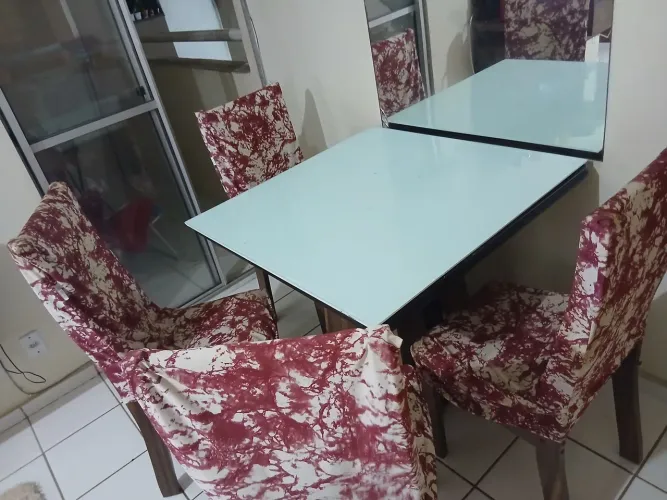 MESA DE MADEIRA COM 4 CADEIRAS COM TAMPA DE VIDRO