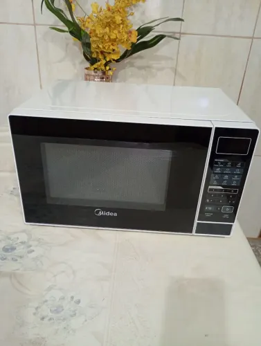 Microondas Midea 26 LTS semi novo.