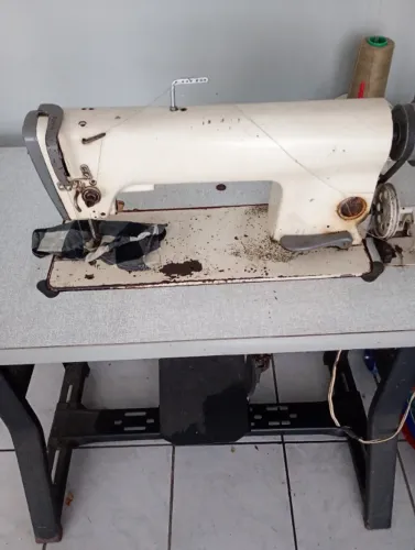 Máquina de costura usada 