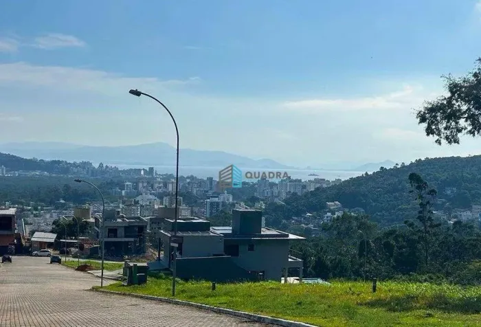 Casa com 3 Suítes à Venda em Condomínio Fechado no Itacorubi, Florianópolis !!