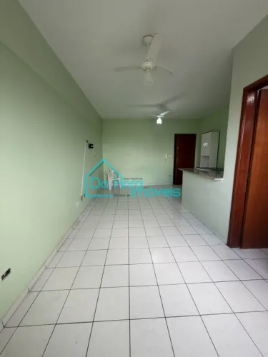 kitnet com quarto/sala, banheiro, 1 vaga de garagem, prédio com elevador com ótima localiz
