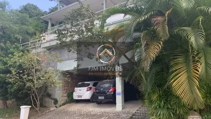 FJM Imóveis vende: Casa no condomínio Grotão em Itaipu, Niterói: 4 Suítes, 300m² - R$1.570