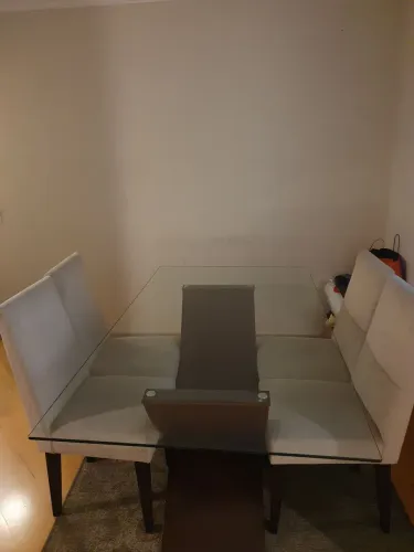 Mesa de vidro com 4 cadeiras
