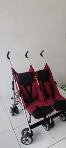 Carrinho de bebê duplo