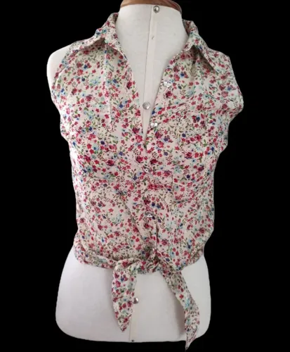 Blusa floral formal com botões