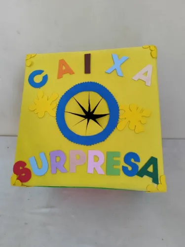 Caixa surpresa para festa das crianças na igreja.