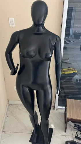 2 Manequins plus size e 1 base para o manequim