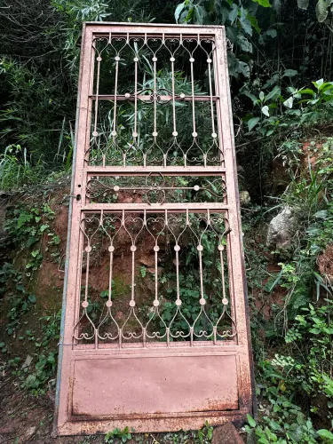 Porta antiga de ferro trabalhada,contém marca do tempo