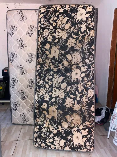2 poltrona, a cama de casal um colchão de solteiro, tudo em perfeito estado