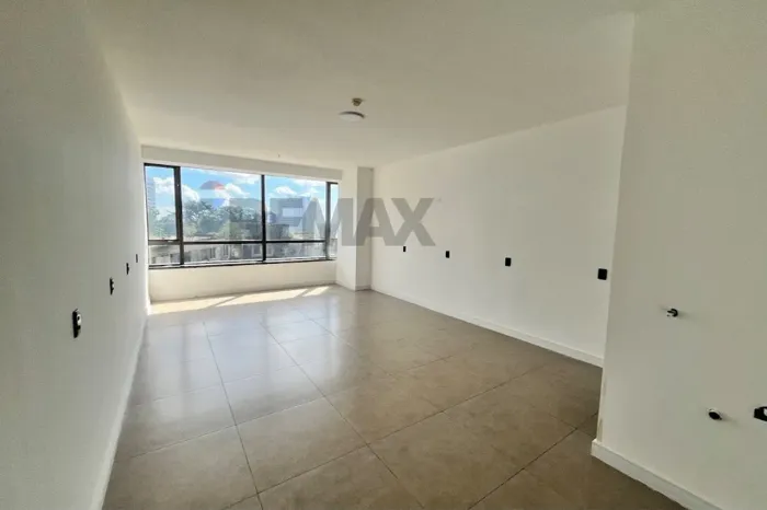 ALUGA-SE SALA COMERCIAL NO SOBERANE MALL