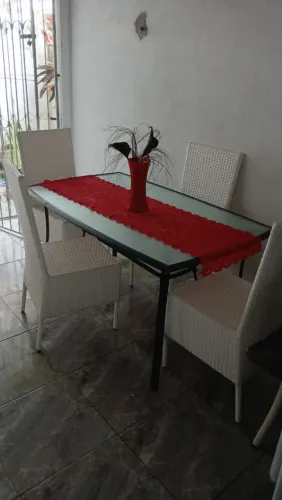 Mesa de vidro com 4 cadeiras de alumínio