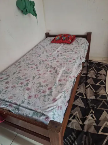 Cama de madeira solteiro (com colchão)