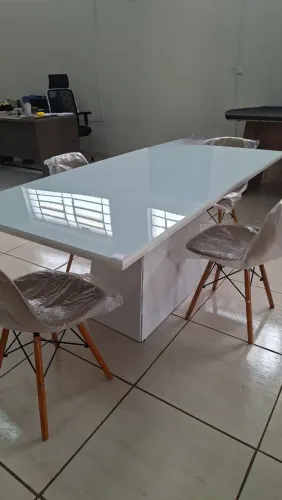 Mesa mdf (semi nova) tampo de vidro  mais 4 cadeiras bege(novas) pes madeira maciça. 