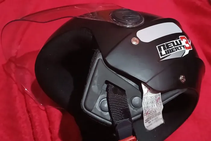 CAPACETE novo, usado três vezes.