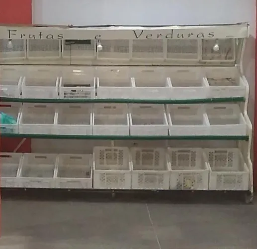 Expositor de frutas e verduras na promoção.  