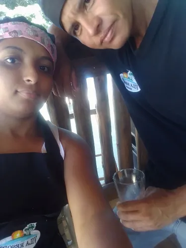 Casal de caseiros disponível 