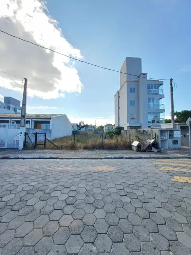 Lindo terreno a venda apenas 650m da praia no bairro Itacolomi em Balneário Piçarras - SC