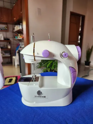 Mini Máquina de costura Titanium