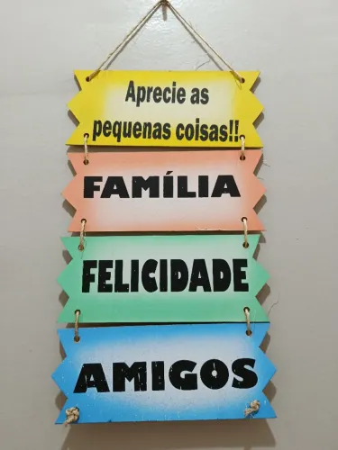 Placa decorativa MDF frases. Corda de sisal para pendurar. Mensagens diferentes cores