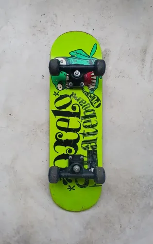 Vendo um skate usando