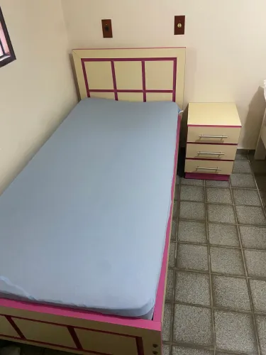 Cama de solteiro + mesa de cabeceira planejada 