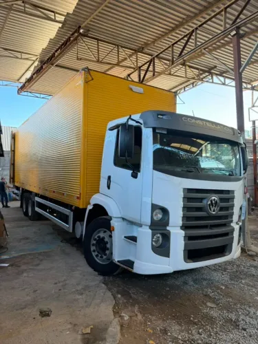 Venda De Baú Truck Com Plataforma Hidráulica 10 Mts