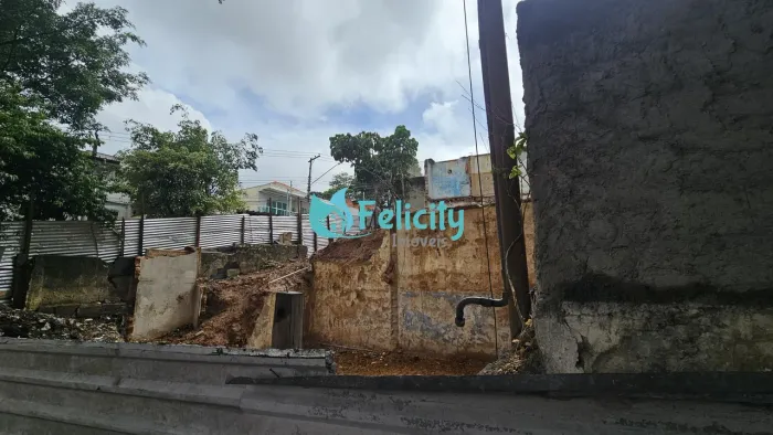 Terreno com 400m2 na Vila Mangalot
