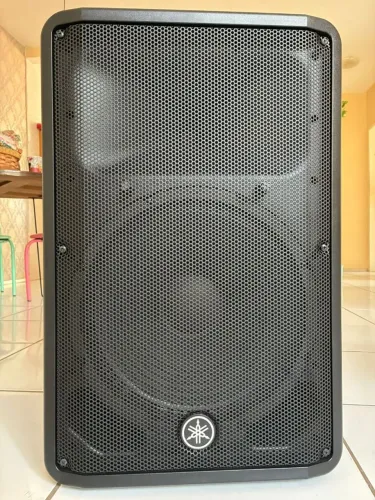 Vendo caixa de som amplificada Yamaha DBR 15