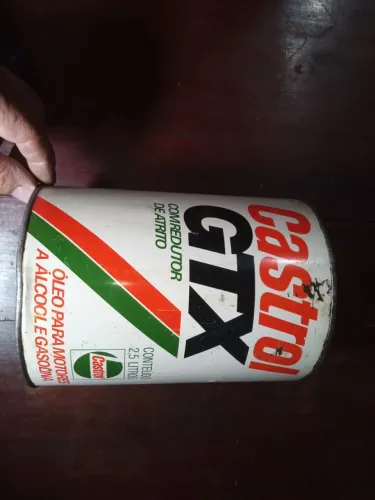 Lata antiga vazia de óleo