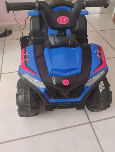 Quadriciclo elétrico infantil 