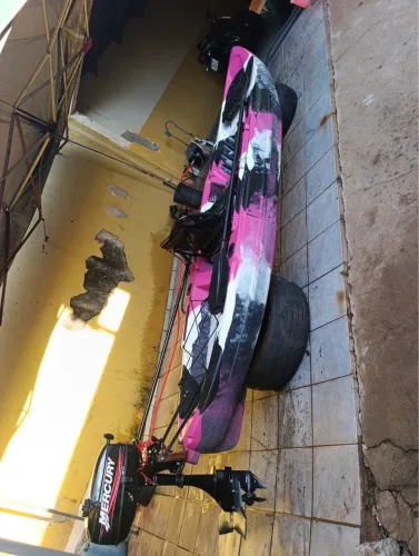 Caiaque Shark (lontras).  Motor Mercury 3.3hp Braço Remoto completo.