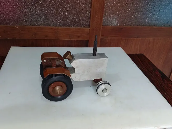 carrinho feito de ferro e alumínio