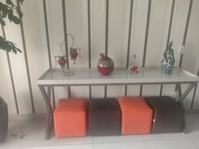 Aparador em laca com base de vidro