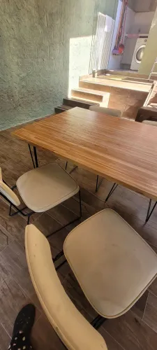 conjunto de mesa de madeira estilo industrial com cadeiras
