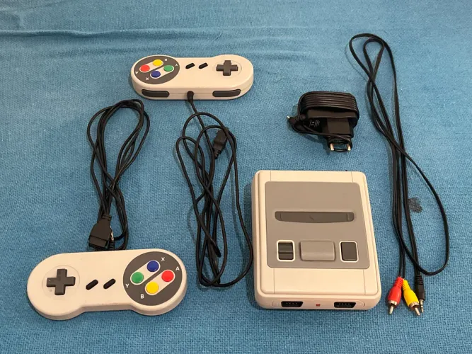 Réplica de SNES com vários jogos na memória + 2 controles DISPONÍVEL PARA NEGOCIAÇÃO