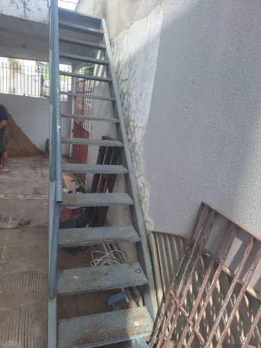 Escada com corrimão