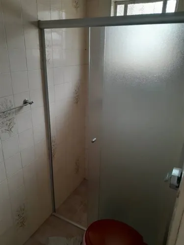 Excelente casa no Jardim Melvi com 02 dormitórios, 02 vagas de garagem e edícula.