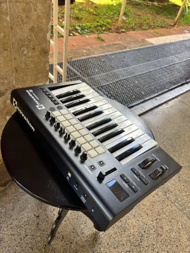 Controlador Novation Lounchkey 25